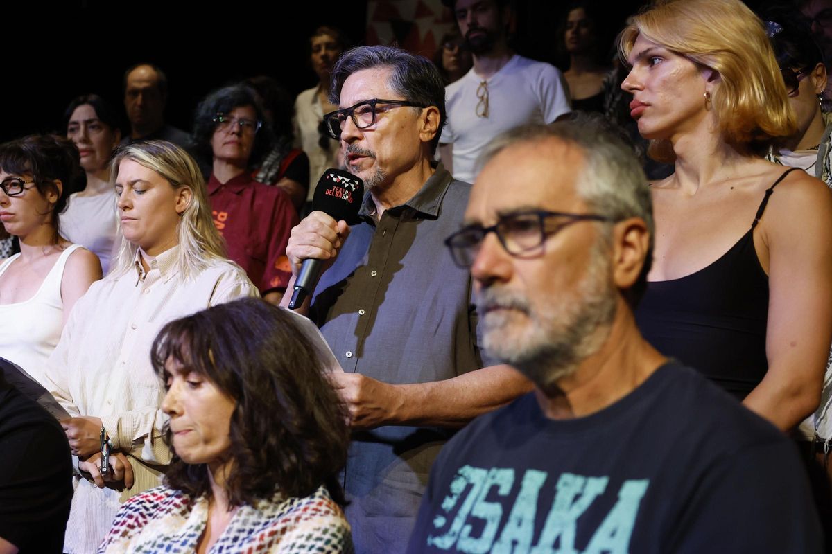Carlos Bardem, junto a Samantha Hudson y Rocío Saiz, en el Teatro del Barrio.