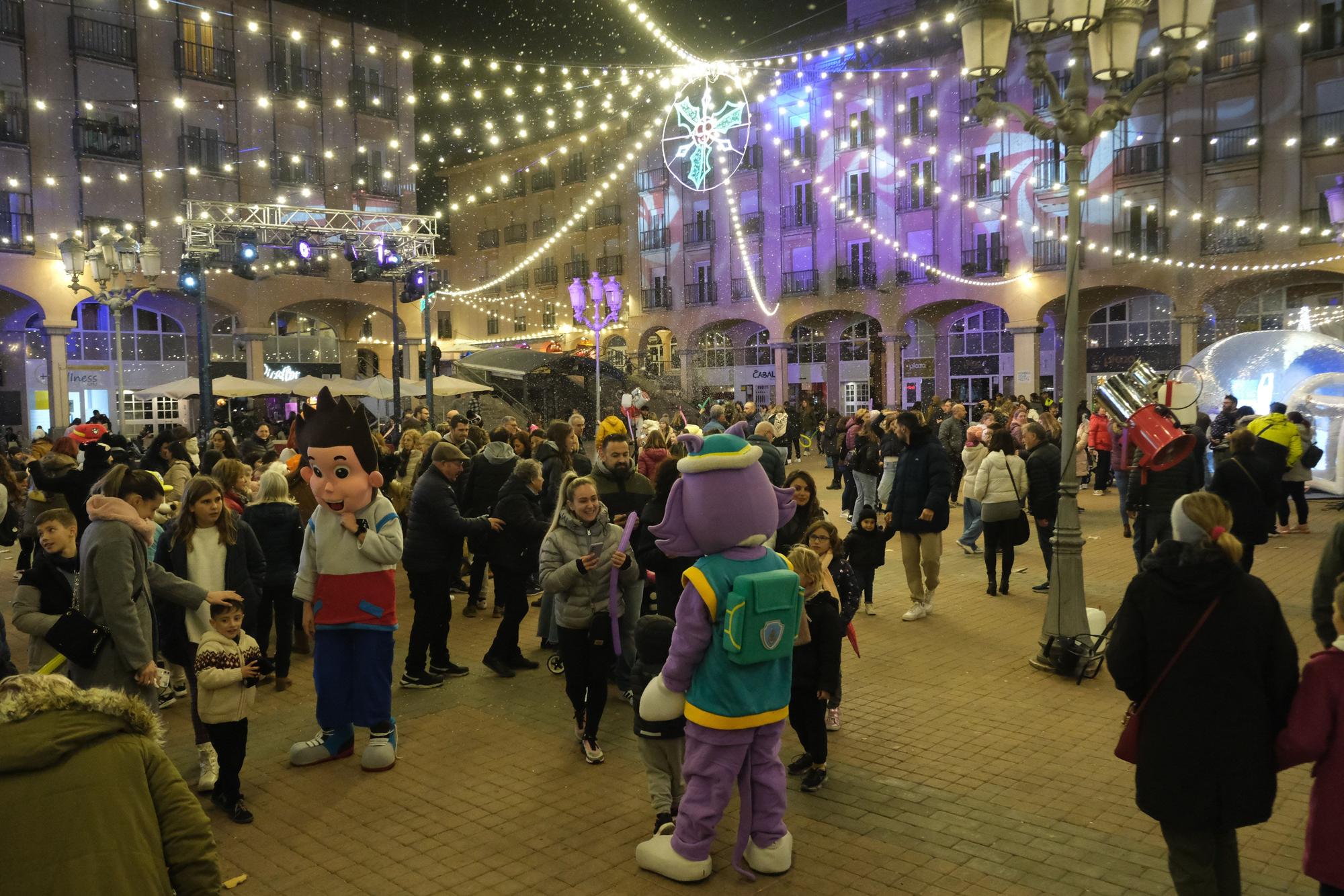 La Navidad llega a Elda con el encendido del alumbrado y la inaguración de su mercadillo navideño