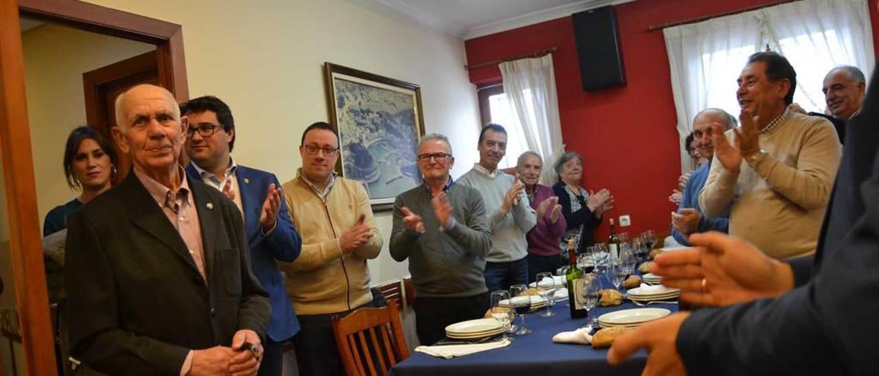 Asistentes al homenaje aplauden a Manuel García, a la izquierda.