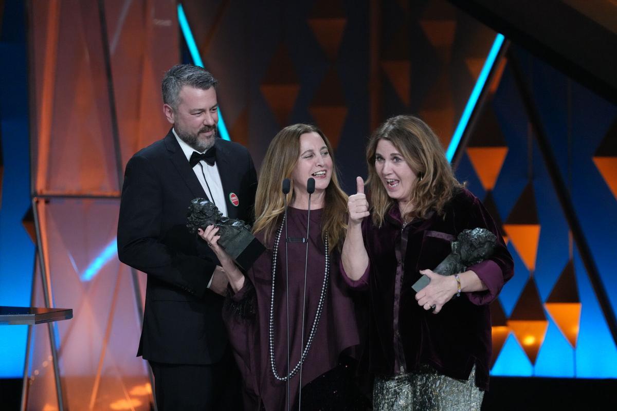 Ana López-Puigcerver, Belén López-Puigcerver  y Nacho Díaz recogen el Goya a Mejor  Maquillaje y Peluquería por 'El cautivo' en la 40º edición de los Premios Goya, en el Auditori del Centre de Convencions Internacionals, a 28 de febrero de 2026, en Barcelona, Cataluña (España). Los galardones son otorgados de manera anual por la Academia de las Artes y las Ciencias Cinematográficas de España (AACCE) con el objetivo de premiar a los mejores profesionales en cada una de las distintas especialidades tanto técnicas como creativas del cine español. 28 FEBRERO 2026 David Zorrakino / Europa Press 28/02/2026. Ana López-Puigcerver;Belén López-Puigcerver;Nacho Díaz;David Zorrakino;