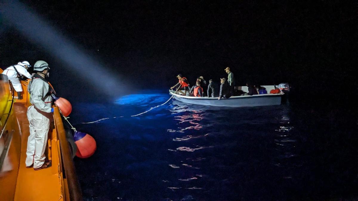 Efectivos de Salvamento Marítimo rescatando a los inmigrantes de la patera en La Vila Joiosa.