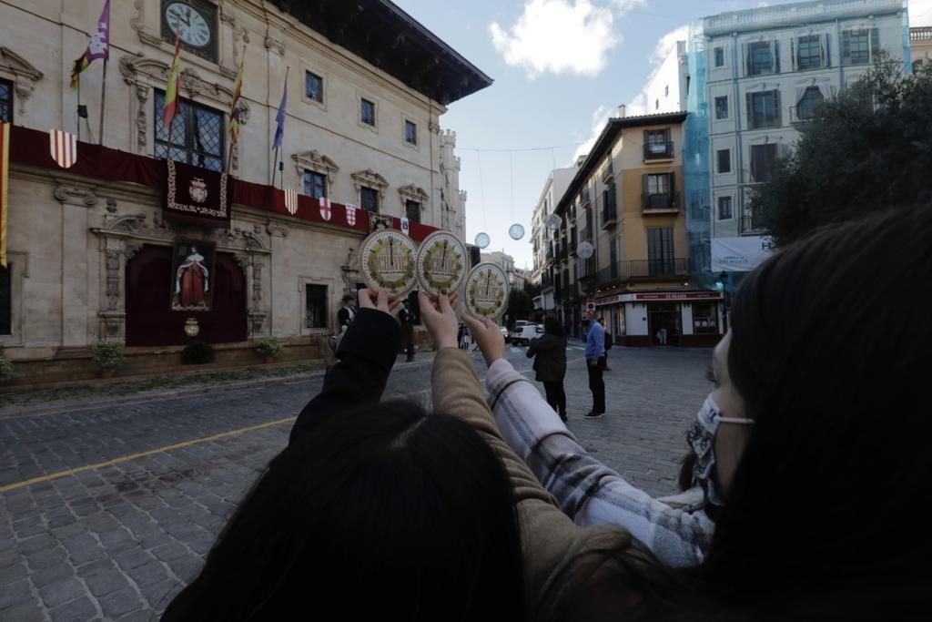 Celebran las campanadas y la llegada de 2021 a las doce del mediodía en Palma