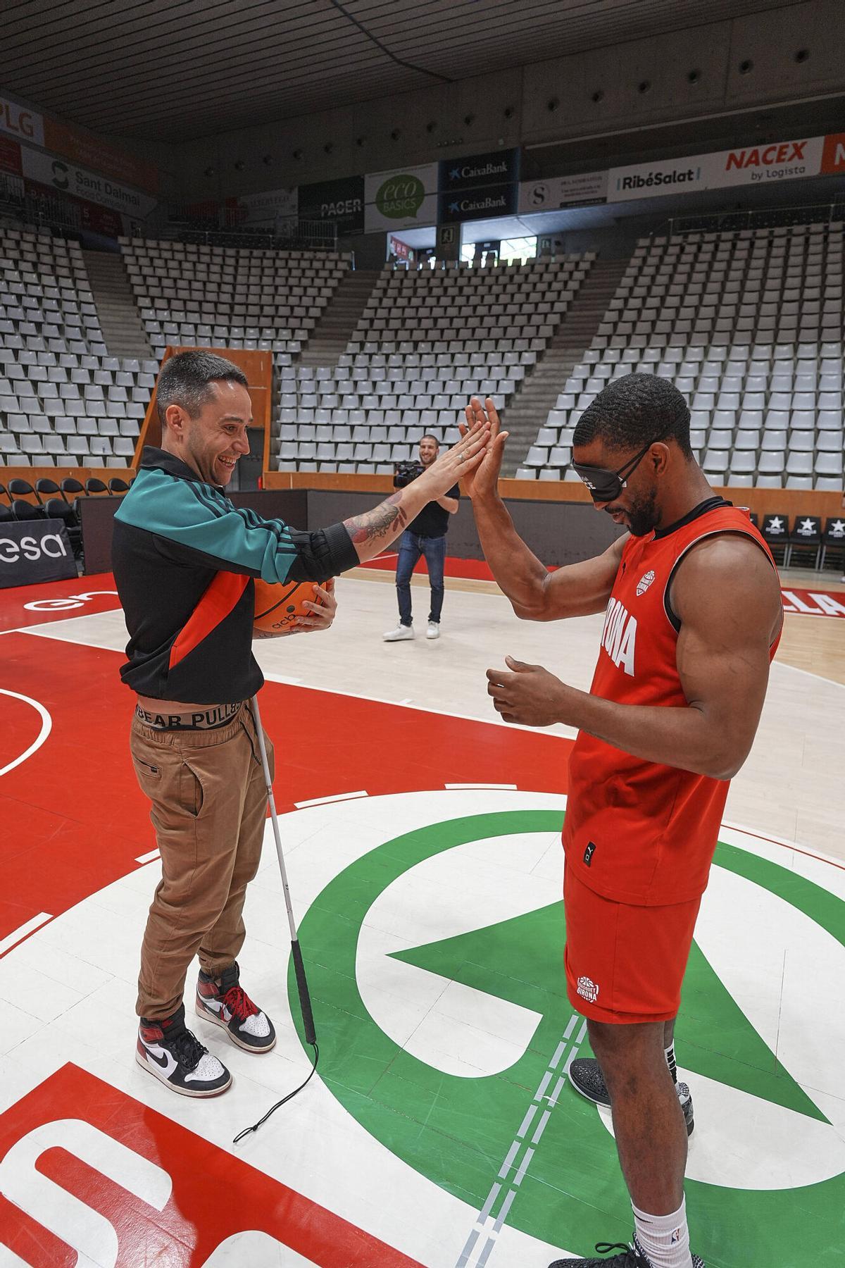 Els jugadors del Bàsquet Girona posant-se a la pell d'una persona cega