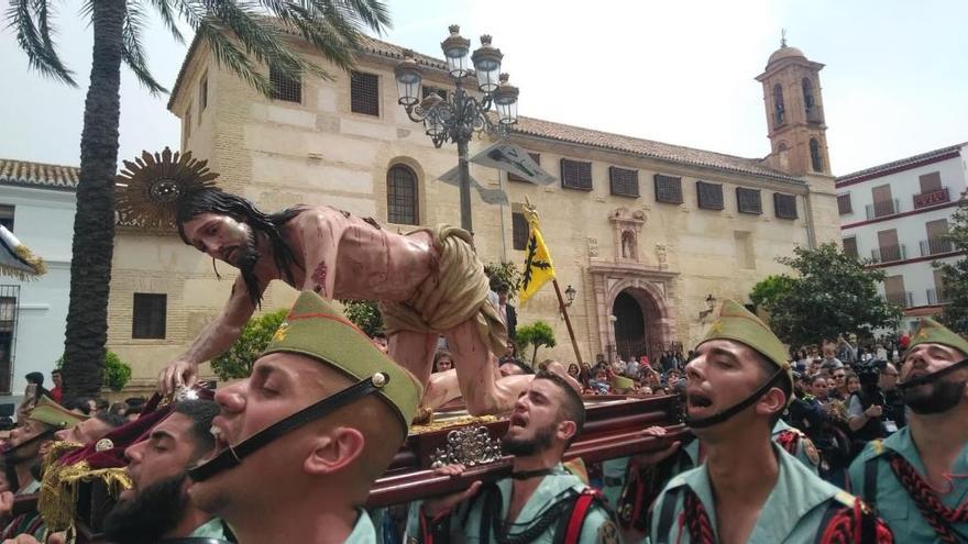 Detalle del Cristo del Mayor Dolor a hombros de caballeros legionarios durante el traslado matinal.