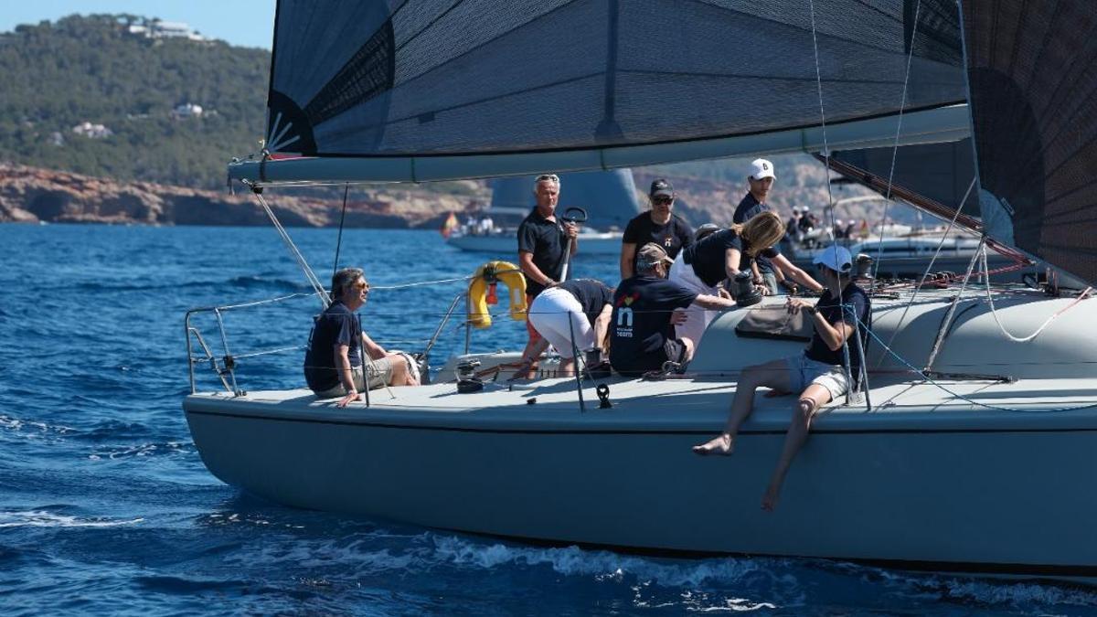 Personas navegando en la regata solidaria