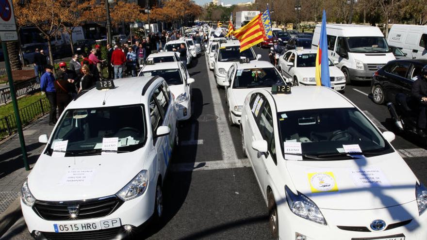 Los taxistas acudirán a los tribunales si las empresas de VTC logran más licencias