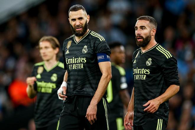 Benzema se lamenta tras encajar uno de la cuatro goles ante el City en el Etihad