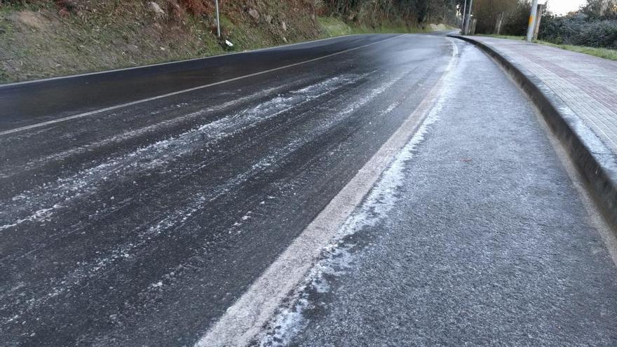 Placas de hielo en la carretera. // L. O