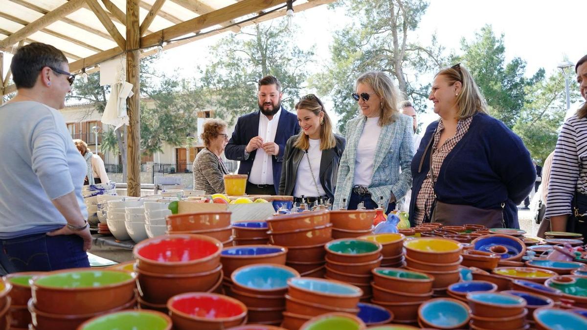 Marga Prohens visita la Fira del Fang de Marratxí.