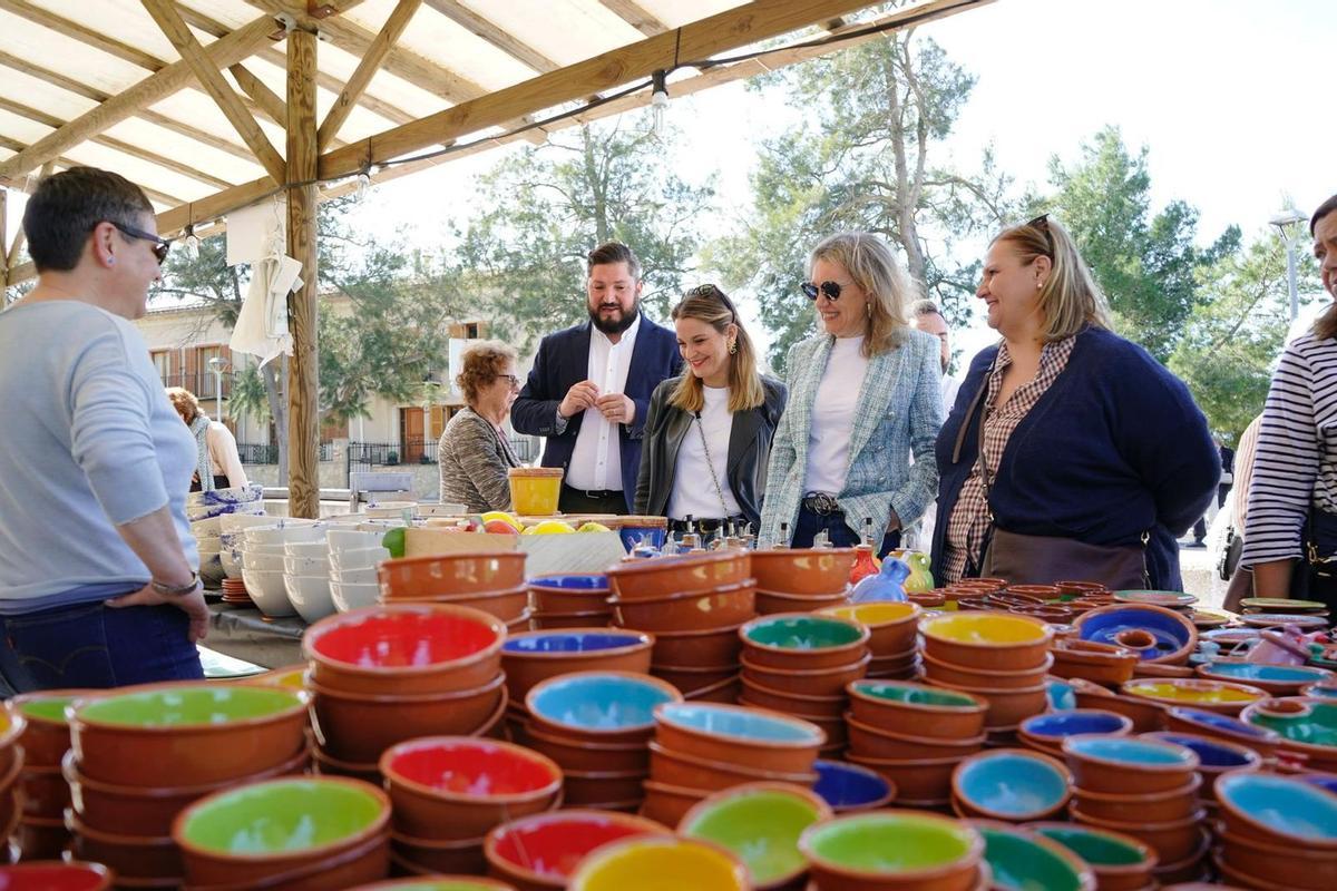 Marga Prohens visita la Fira del Fang de Marratxí.