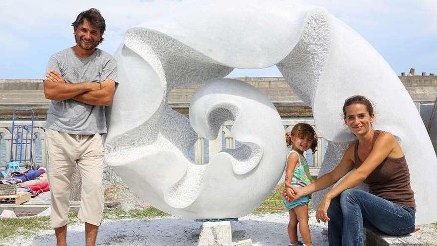 Nando Álvarez, Liliya Pornikova y la hija de ambos con una escultura de piedra.  // D.B.M.