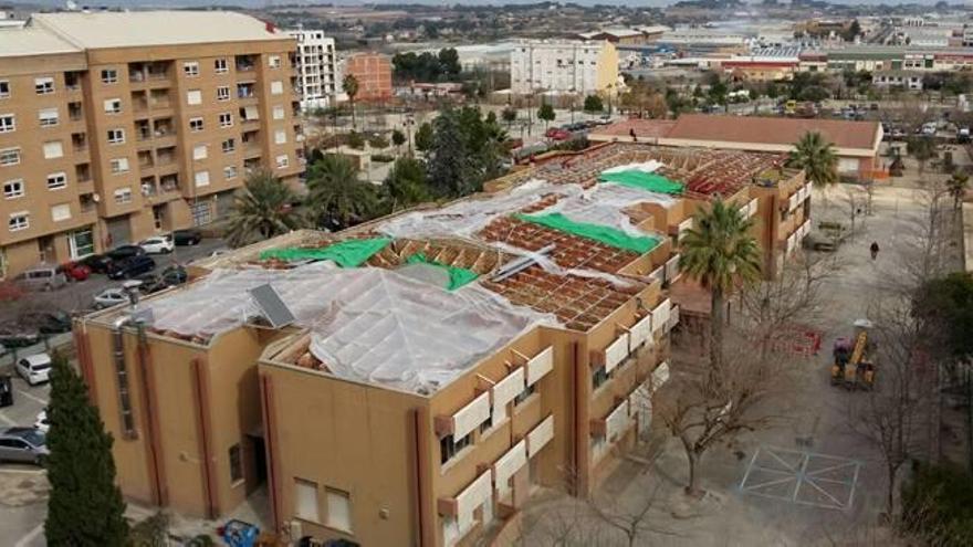 Colocan plásticos sobre el colegio inundado de Ontinyent