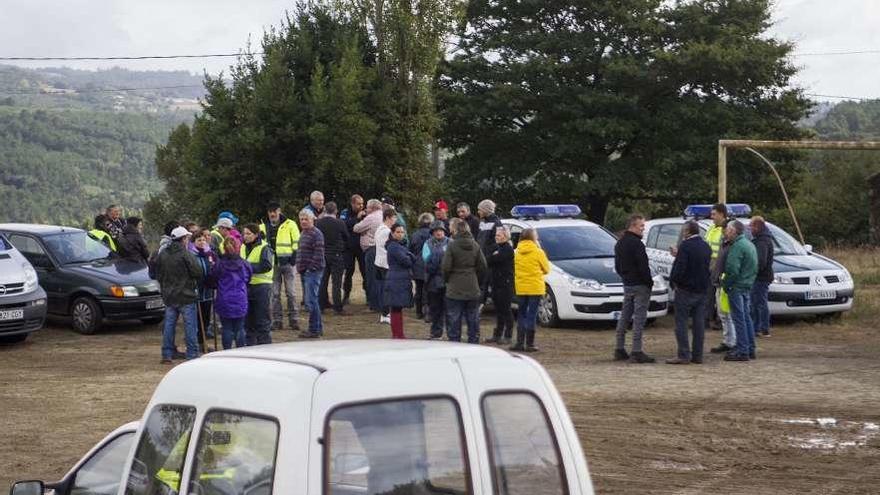 Familiares y vecinos del anciano, durante el operativo de búsqueda. // Bernabé/Ana Agra