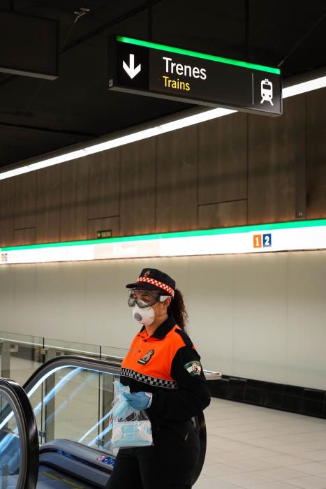 Reparto de mascarillas en la estación de metro del Perchel y en la estación de Cercanías María Zambrano, este lunes con el reinicio de la actividad laboral no esencial.