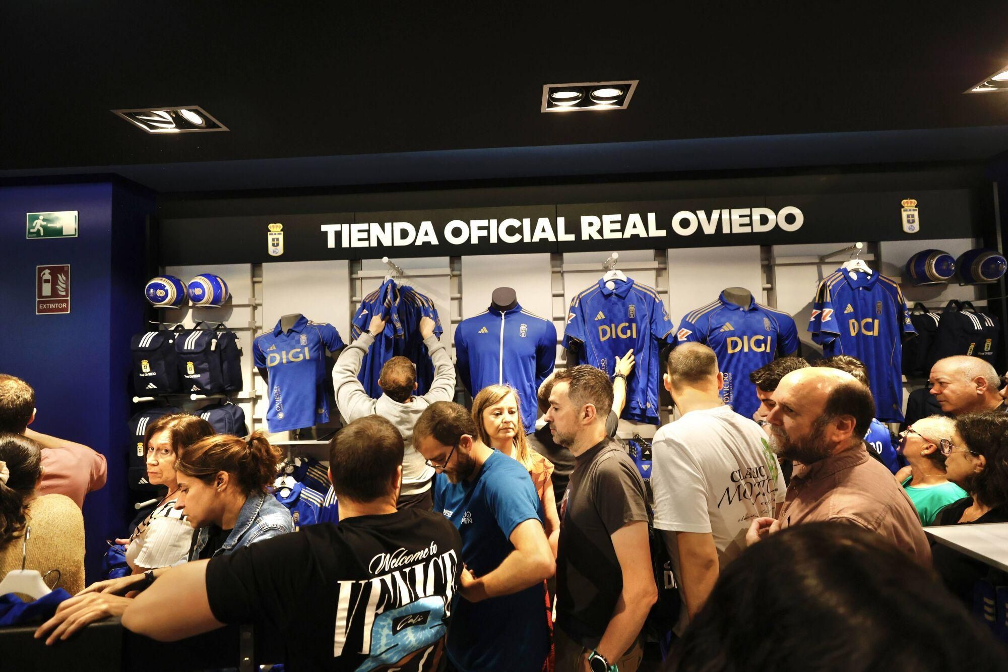 EN IMÁGENES: Colas tras salir a la venta la nueva camiseta del Oviedo en su regreso a Primera