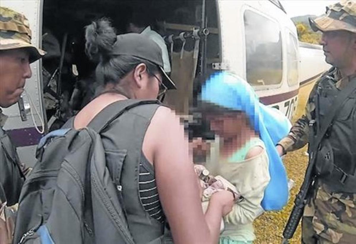 Liberada 8 La niña, tras ser rescatada de su secuestro en la selva boliviana.