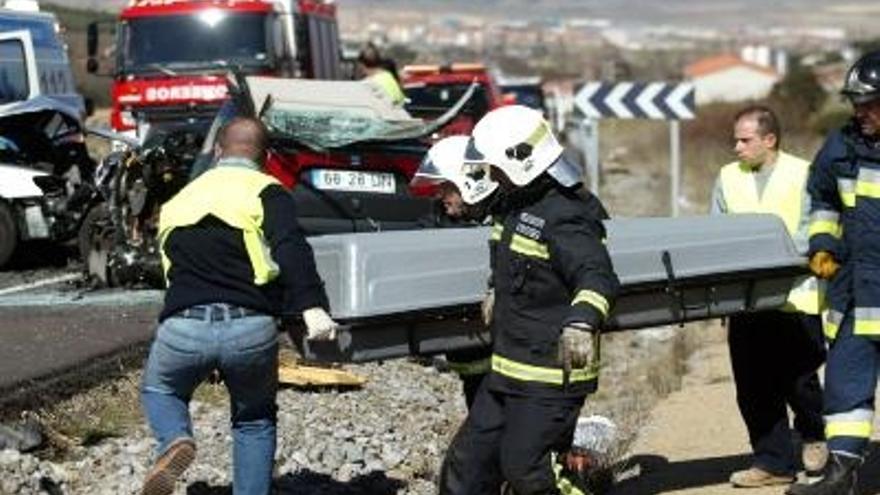 El cuerpo de la persona fallecida en el accidente de tráfico ocurrido en la carretera C-101, a su paso por el término municipal de Olvega (Soria)