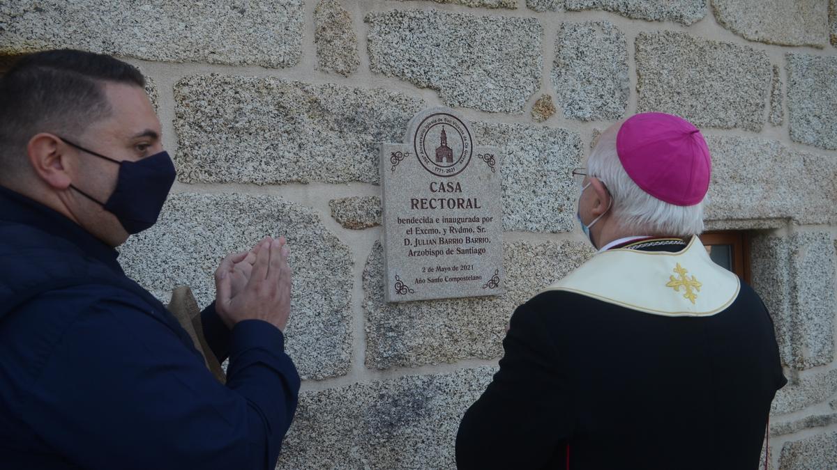 El párroco y el arzobispo.