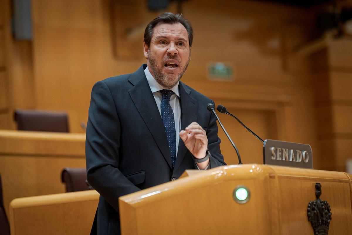 El ministro de Transportes y Movilidad Sostenible, Óscar Puente, comparece para dar cuenta del caos ferroviario, en el Senado,  a 29 de enero de 2026, en Madrid (España).