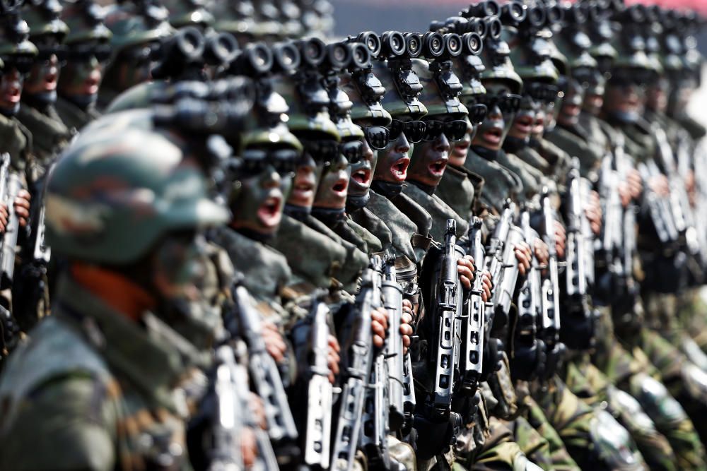 Desfile militar por la fiesta nacional de Corea del Norte.