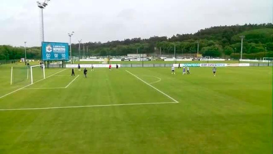 Cincuenta aficionados irrumpen en el entrenamiento del Deportivo