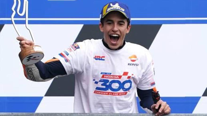 Márquez celebra su triunfo con la camiseta de la victoria 300 de su equipo en MotoGP.