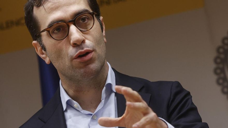 Economía insiste en retrasar la aplicación de la jornada laboral para parte de las empresas