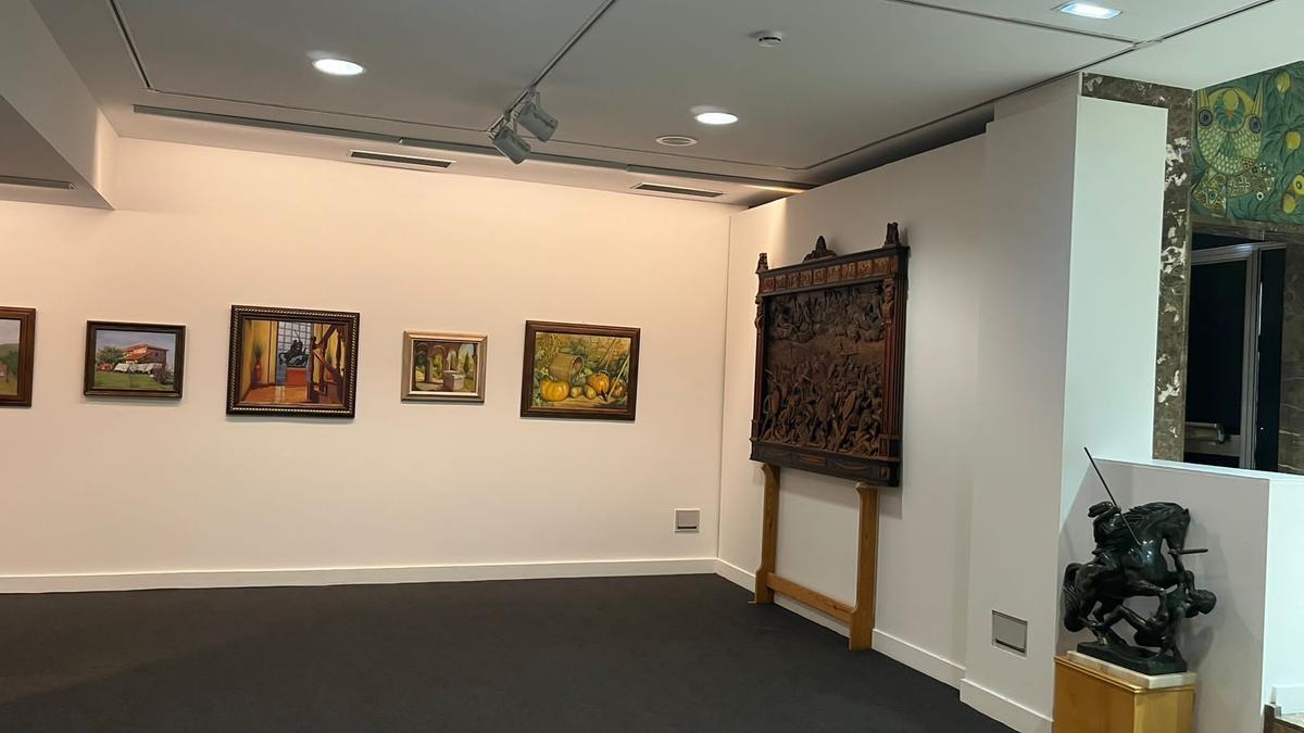 Interior de la exposición de esculturas y pinturas de José Manuel Félix Magdalena