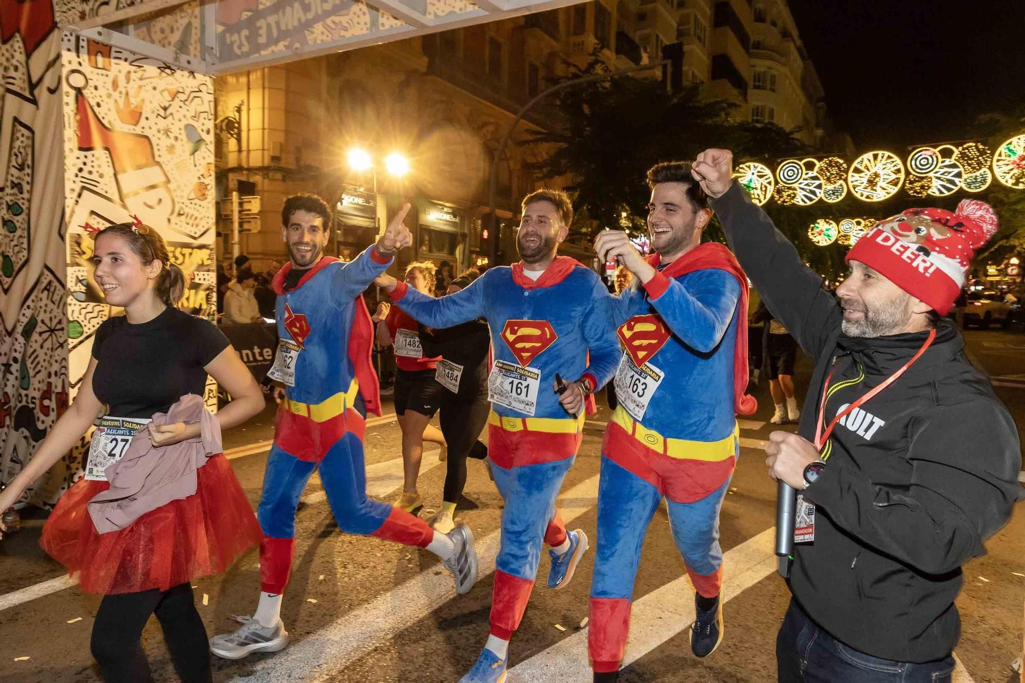 La San Silvestre de Alicante llena de colorido la ciudad