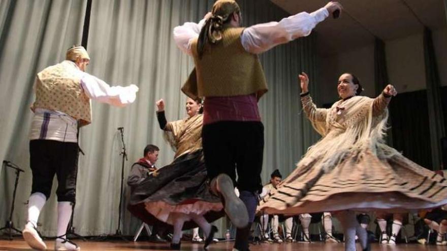 Muestra de baile tradicional en el salón de actos del Colegio Universitario