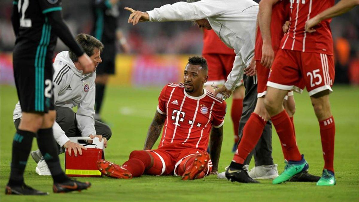 Boateng no estará presente en la zaga que defenderá al Bayern en Anfield