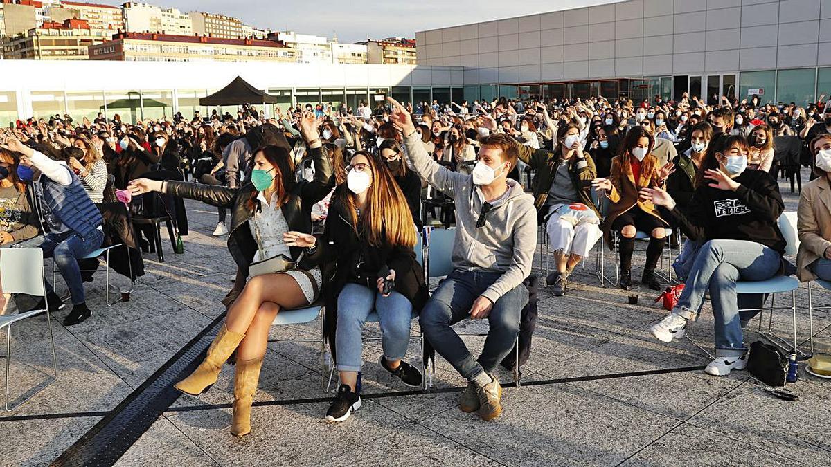 La terraza, a tope, con el público entregado.   | // RICARDO GROBAS