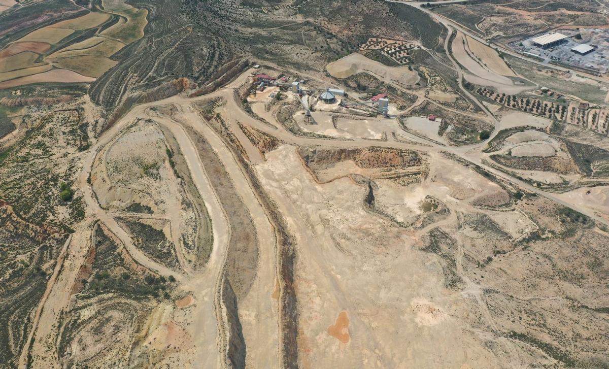 Vista aérea de la cantera de Horcallana, situada en la localidad turolense de Andorra, junto a la antigua térmica de carbón que explotaba Endesa. | GRUPO MLN
