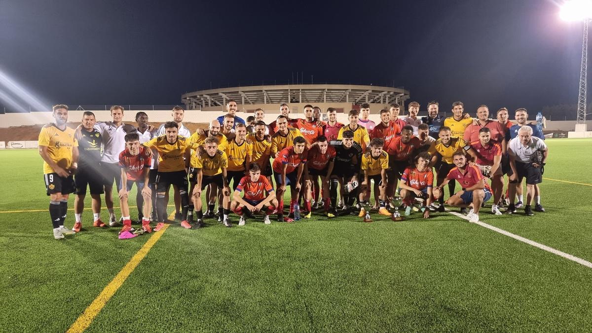 Los jugadores de ambos equipos, Montehermoso y Cacereño, posan juntos al final del partido.