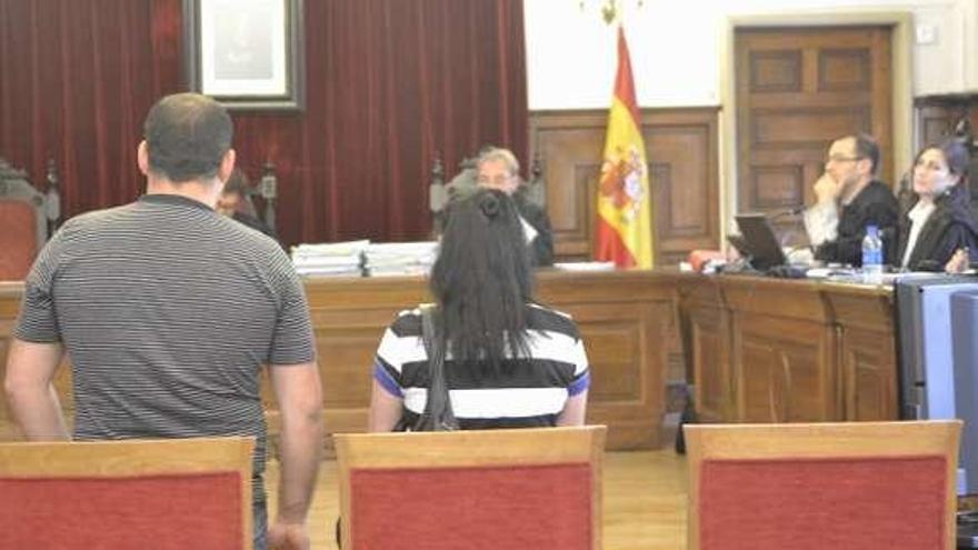Los dos acusados, de espaldas, ayer en la primera sesión del juicio en la Audiencia Provincial de Salamanca.  // Galongar/La Gaceta de Salamanca
