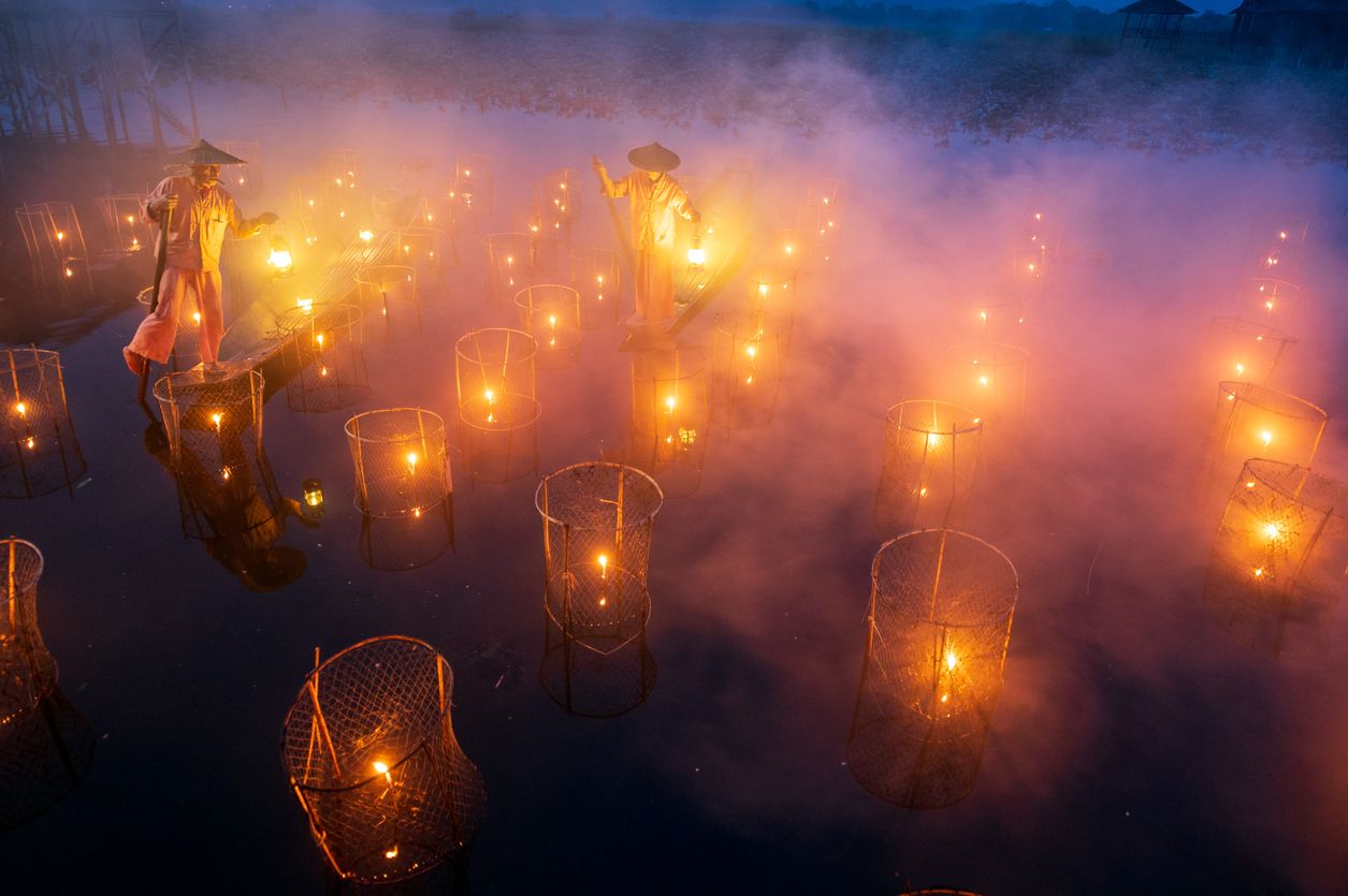 Pesca nocturna convertida en un espectáculo de farolillos flotantes en el lago Inle.