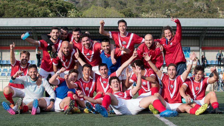 La plantilla, celebrant l&#039;ascens el passat cap de setmana després de superar l&#039;Arbúcies