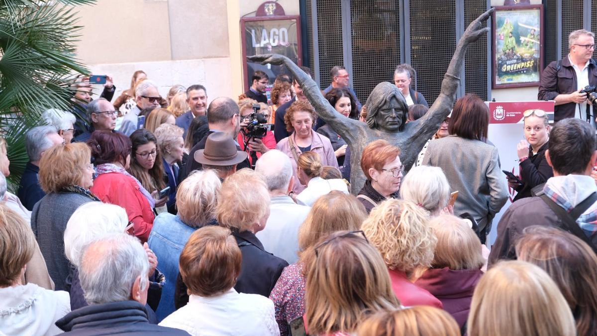 El Antonio Gades de bronce entre el numeroso público que ha acudido al descubrimiento de su escultura..