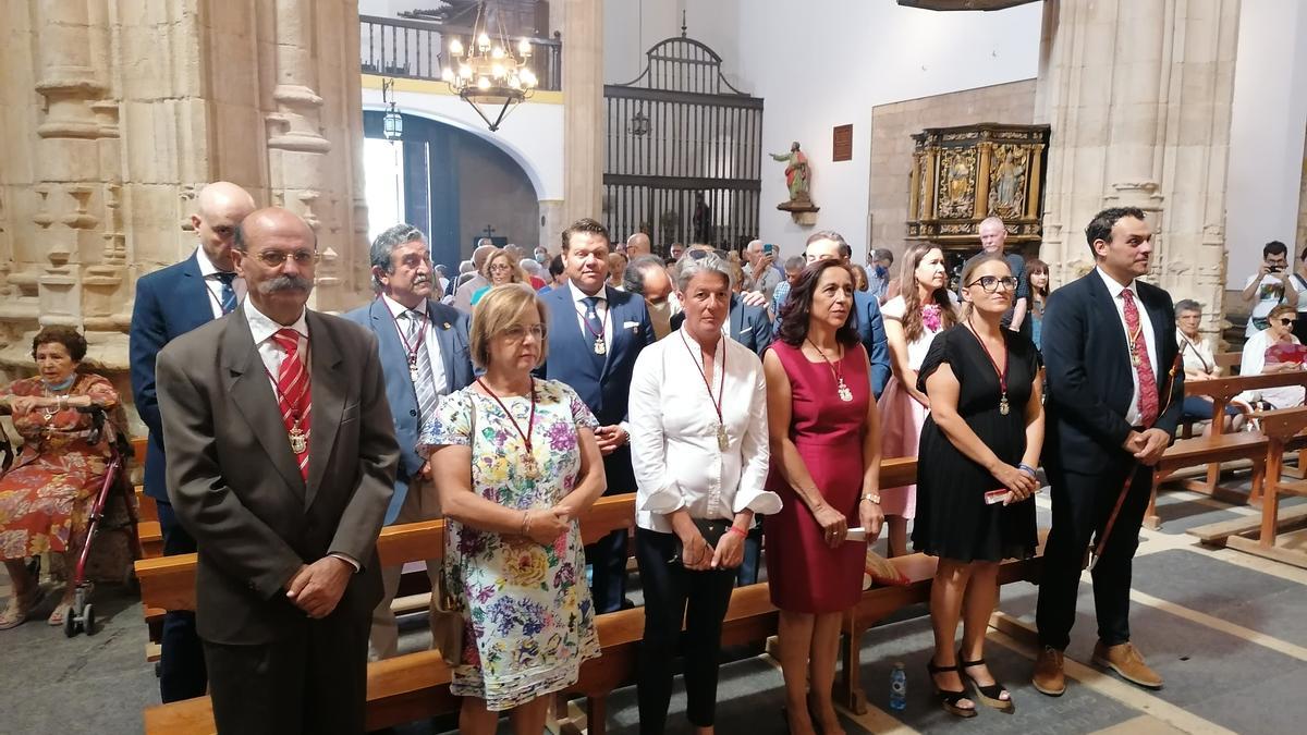 Autoridades y vecinos participan en la misa en honor del titular de las fiestas