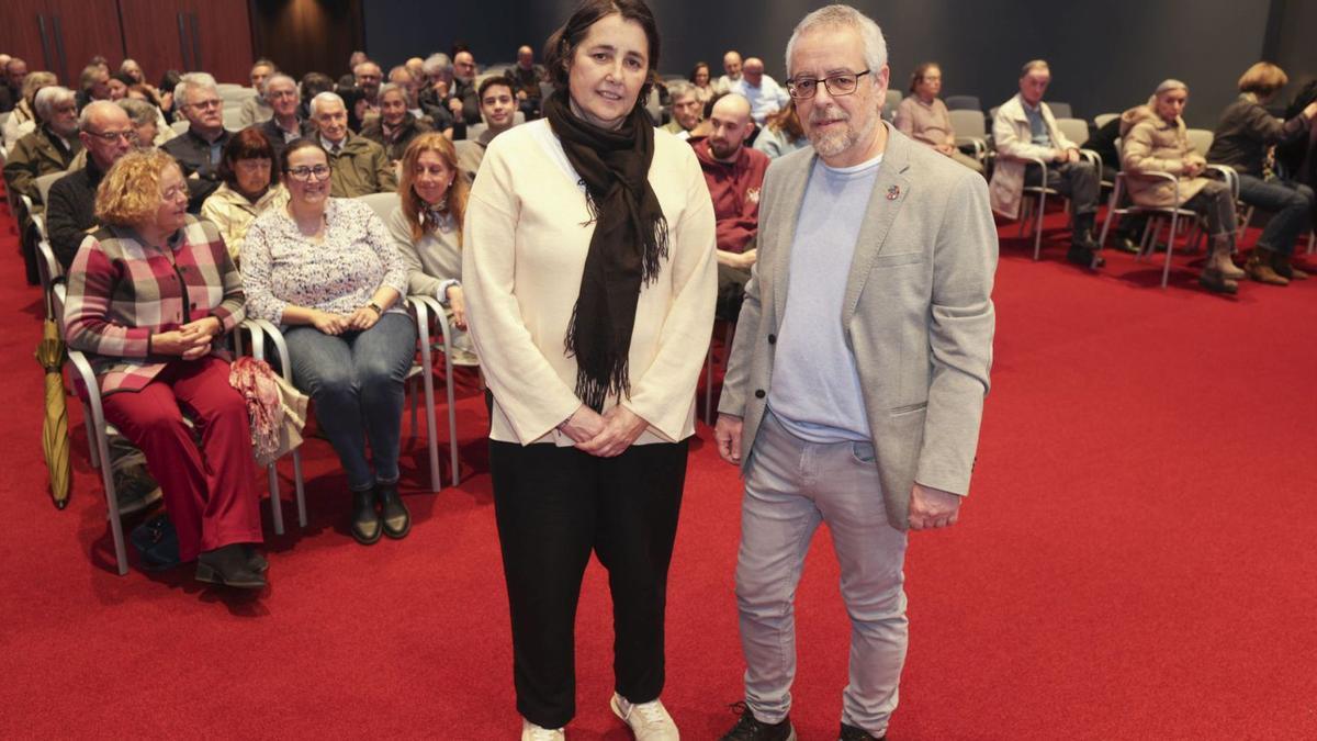 Por la izquierda, María Fernández y Manuel Espinosa, ayer, en el Club LA NUEVA ESPAÑA. | IRMA COLLÍN