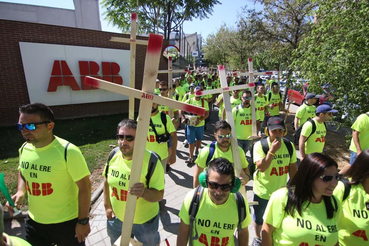 200 trabajadores de ABB Córdoba se manifiestan en la sede de Madrid