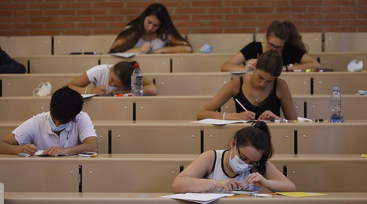 Varios estudiantes, durante las pruebas de acceso a la universidad, el pasado 7 de julio en la Universitat de Barcelona.