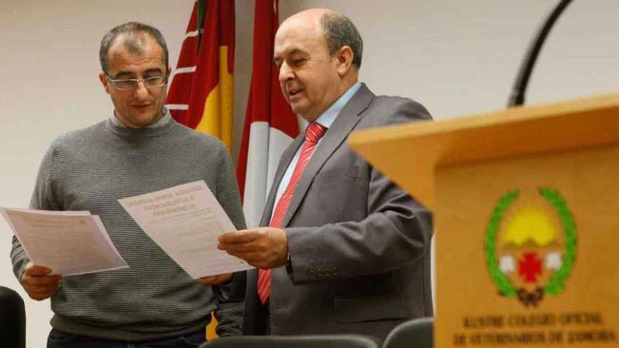 José Manuel Alonso (izquierda), vicepresidente del Colegio de Veterinarios, junto a Feliciano Ferrero.