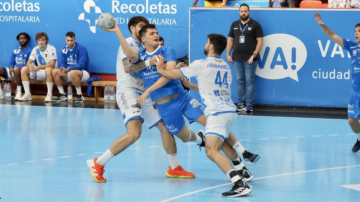 Chaparro y Santi  López defienden a un jugador del Atlético Valladolid en el duelo de este mediodía.