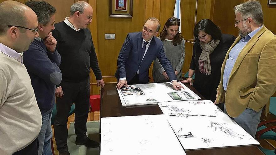 El alcalde, con los ganadores y finalistas del concurso de ideas para la plaza de Bugallal. // D.P.