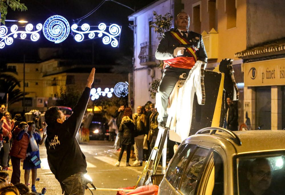 Cientos de disfraces invaden las calles de l`Alfàs del Pi