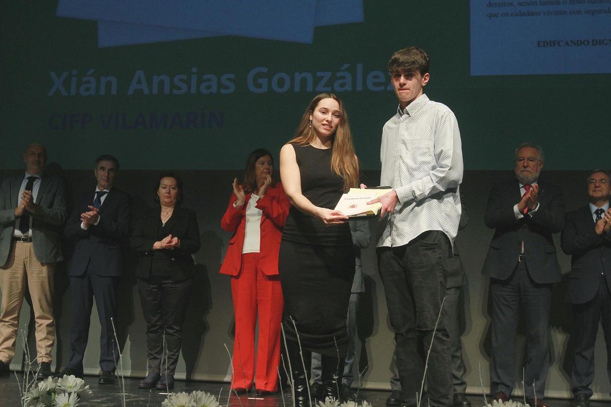 Uno de los estudiantes premiados por su trabajo sobre la vivienda digna.