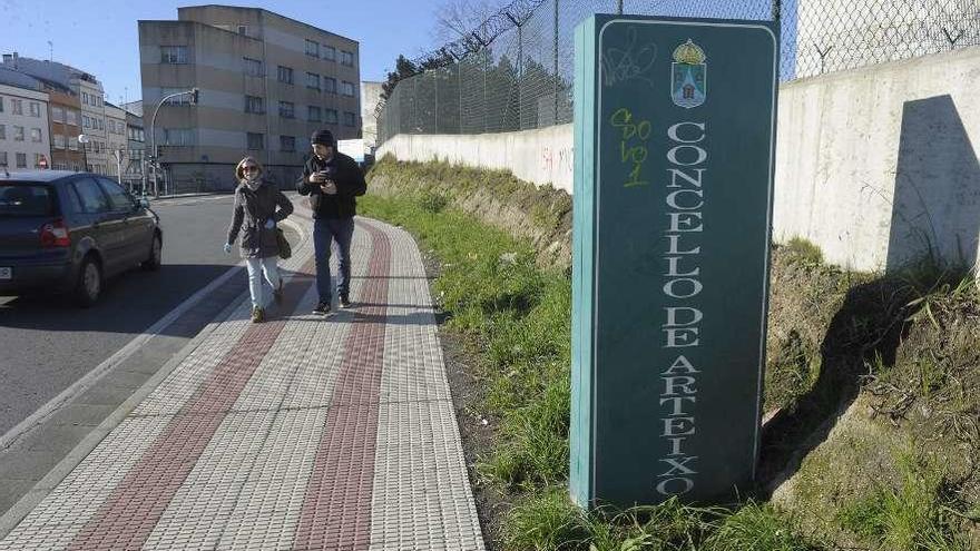 Letrero en Meicende que marca el límite entre los concellos de Arteixo y A Coruña.