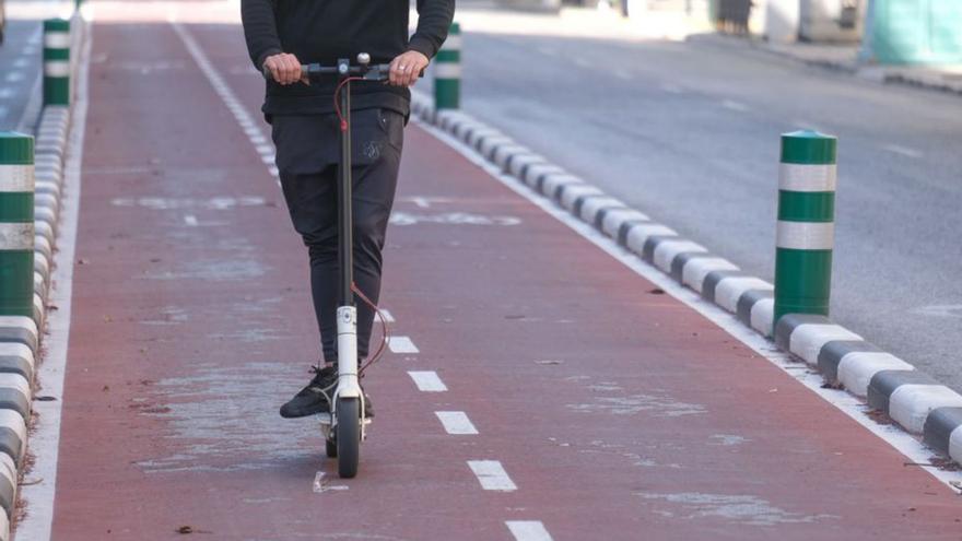 Pega a un agente en Elche tras darse a la fuga ebrio y drogado con su patinete eléctrico