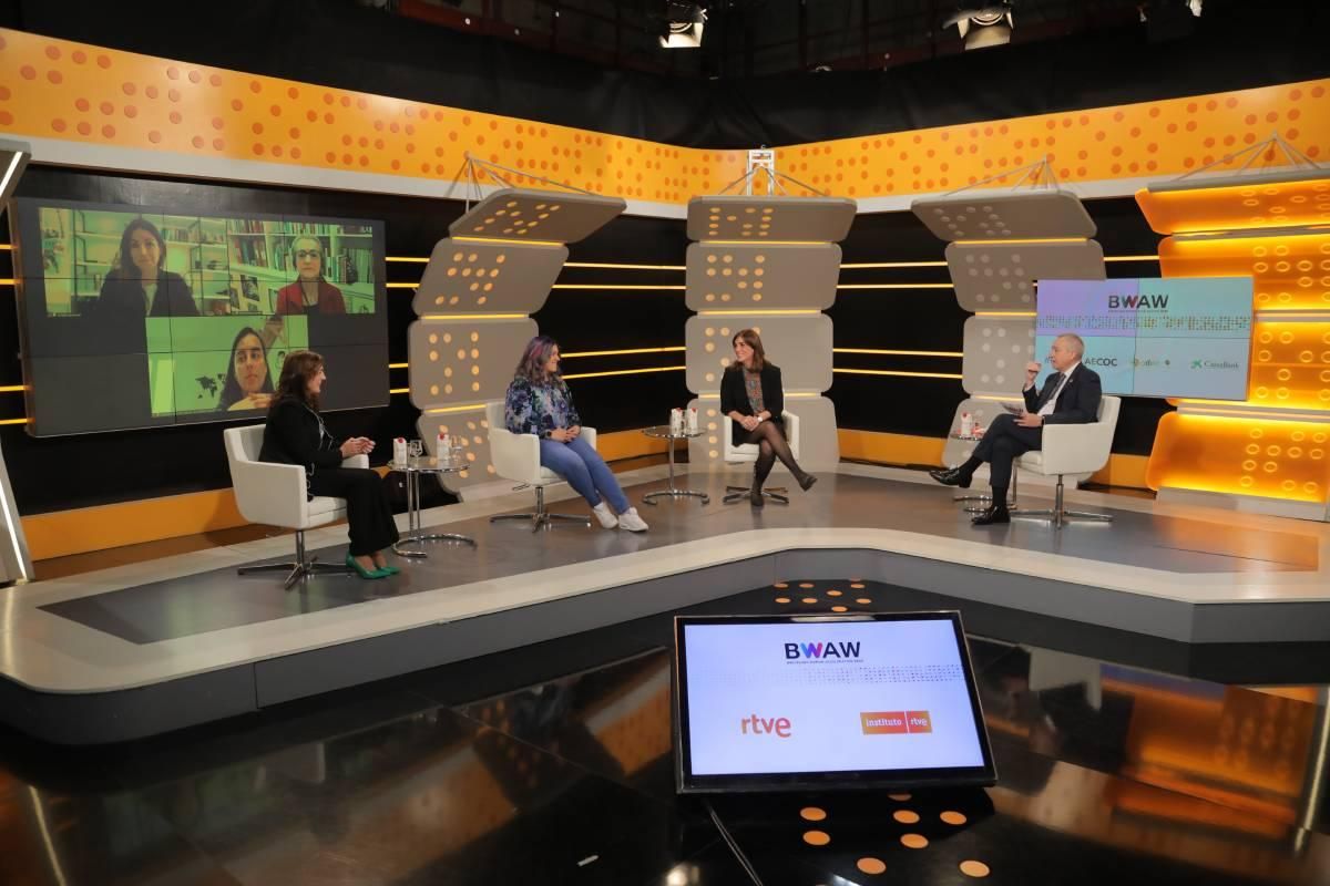Panel "¿Cómo acabar con la brecha de género en STEM?": Pere Navarro (moderador), Lourdes Bilbao, Alejandra Garrido, Nerea Luis, Marta Macho Stadler, Núria Montserrat y Verónica Pascual